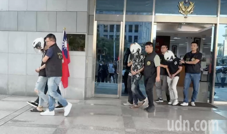 台中市許姓男子前天在七期豪宅內被虐死，檢警今查緝4名涉案人到案，依殺人等罪，移送台中地檢署偵辦。記者陳宏睿／攝影