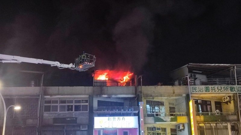 新北市中和區中山路3段環球購物中心對面連棟公寓4樓頂今晚突然冒出大量火煙，消防人員共疏散15人，其中1名中年女子輕微灼送醫。圖／翻攝臉書「我是中和人」社團