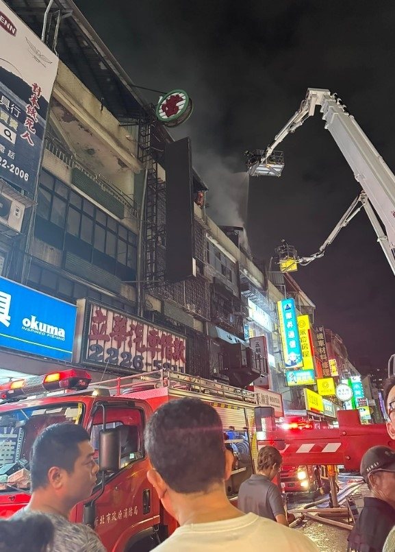 新北市中和區中山路3段環球購物中心對面連棟公寓4樓頂今晚突然冒出大量火煙，消防人員共疏散15人，其中1名中年女子輕微灼送醫。圖／翻攝臉書「我是中和人」社團