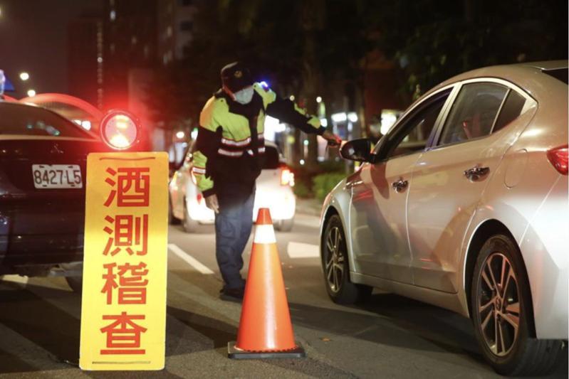 酒駕致死案頻傳,立委紛提案修法提高刑責。針對酒駕有罪判決,法務部將從嚴認定易科罰金,並從嚴審核假釋。圖為警方臨檢酒駕。本報資料照片 酒駕致死案頻傳,立委紛提案修法提高刑責。針對酒駕有罪判決,法務部將從嚴認定易科罰金,並從嚴審核假釋。圖為警方臨檢酒駕。本報資料照片
