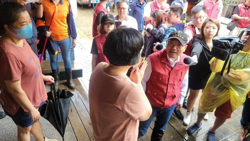新北市長侯友宜今早視察金山老街豪大雨搶災情形。記者江婉儀／攝影