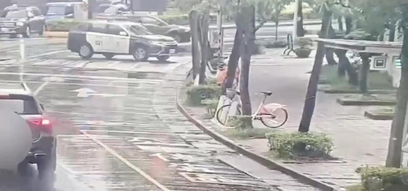 台北市內湖區民權東路六段一處透天民宅，疑遭槍手持空氣槍試槍射擊玻璃，警方獲報到場。記者蕭雅娟／翻攝