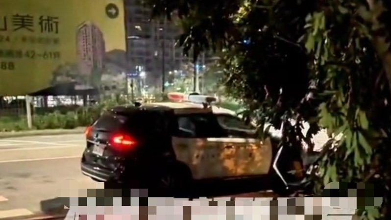 高雄市警鼓山分局警員執勤玩手機遊戲，遭民眾直擊仍渾然忘我。圖／擷取自社會事新聞影音