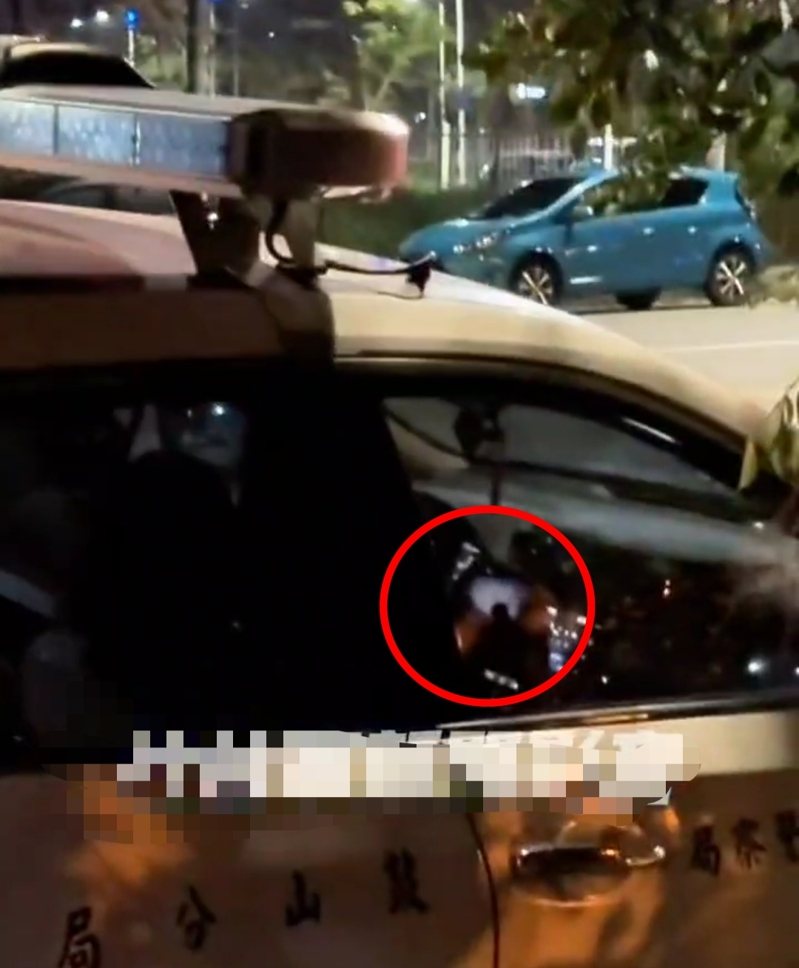 高雄市警鼓山分局警員執勤玩手機遊戲，遭民眾直擊仍渾然忘我。圖／擷取自社會事新聞影音