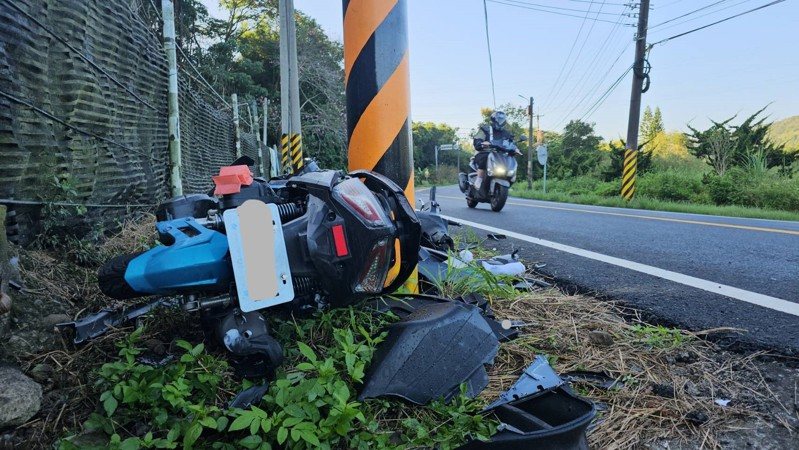 兩名男大一學生昨深夜騎機車雙載，從台中要到苗栗，途中發生意外撞上電桿，送醫搶救均傷重不治。圖／民眾提供