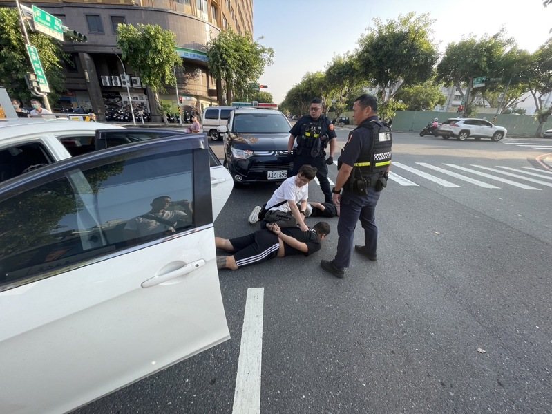 台南市警六分局昨下午在南區超商周邊嚴密布置，見時機成熟後，上前逮捕曾男等3名車手。圖／讀者提供