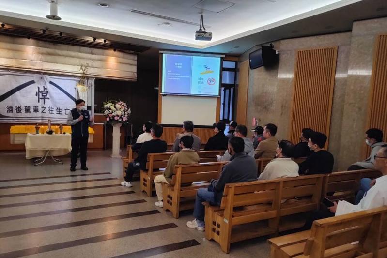 為嚇阻酒駕，許多縣市開設酒駕違規再犯專班，到殯儀館「學習」觀摩。圖／北市殯儀處提供