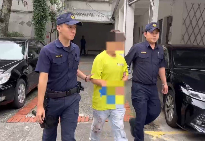 張姓女子(中)與女友林姓女子到宜蘭旅遊,張女欲酒駕,林趴在引擎蓋上阻止,張執意開車導致林女摔落死亡,遭地院依涉犯殺人罪嫌裁定羈押。記者陳敬丰/翻攝 張姓女子(中)與女友林姓女子到宜蘭旅遊,張女欲酒駕,林趴在引擎蓋上阻止,張執意開車導致林女摔落死亡,遭地院依涉犯殺人罪嫌裁定羈押。記者陳敬丰/翻攝