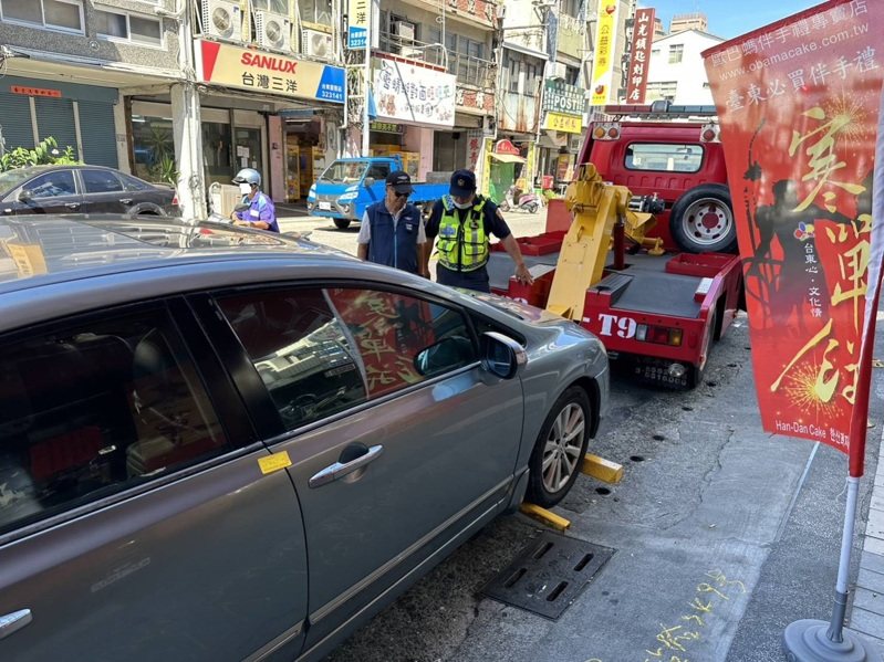台東近期發現許多車輛已被註銷牌照,卻依然違規上路的「霸王車」,監理站統計至少1400輛還在違法使用,避免衍生交通亂象,與縣府交觀處、警局交通隊合作,強力巡視取締,追繳註銷牌照及稅費欠款。圖/台東監理站提供 台東近期發現許多車輛已被註銷牌照,卻依然違規上路的「霸王車」,監理站統計至少1400輛還在違法使用,避免衍生交通亂象,與縣府交觀處、警局交通隊合作,強力巡視取締,追繳註銷牌照及稅費欠款。圖/台東監理站提供