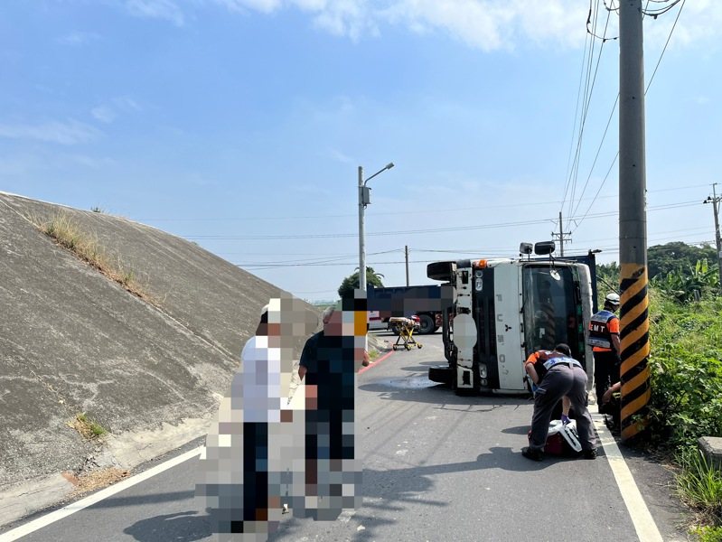 現場民眾發現砂石車翻覆後緊急通報消防局，所幸陳男自行脫困，傷勢輕微，經救護車送安南醫院治療。圖／讀者提供