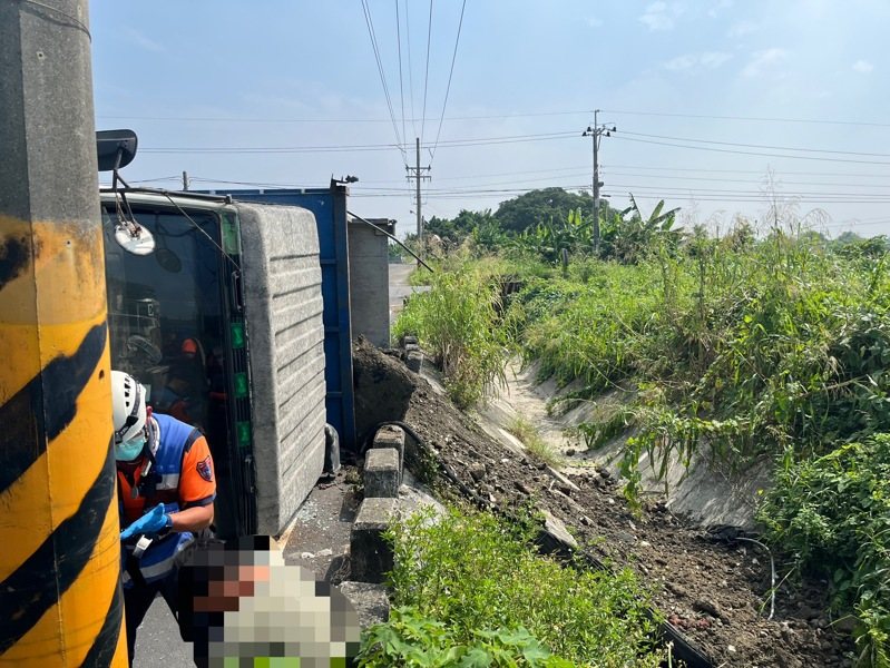 警方調查，陳姓男子駕駛砂石車，沿堤防道路行駛，轉彎處不慎翻車，車上大量砂石散落一地。圖／讀者提供