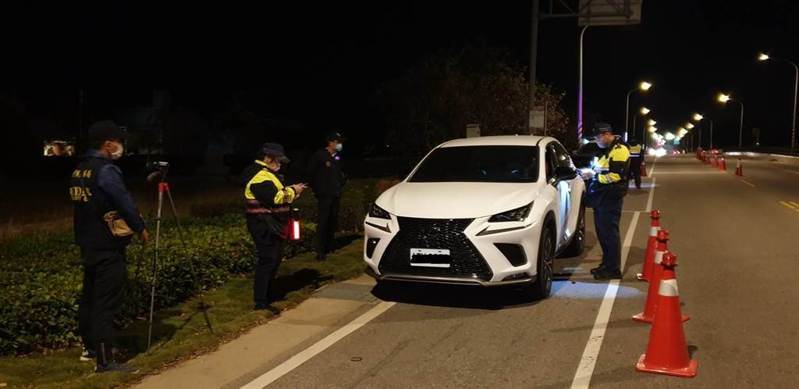 金門權利車增多，衍生不少交通亂象，金門縣警察局自8月起實施「淨牌專案」迄今，總計取締48件，其中大多都是權利車。圖／金門警方提供