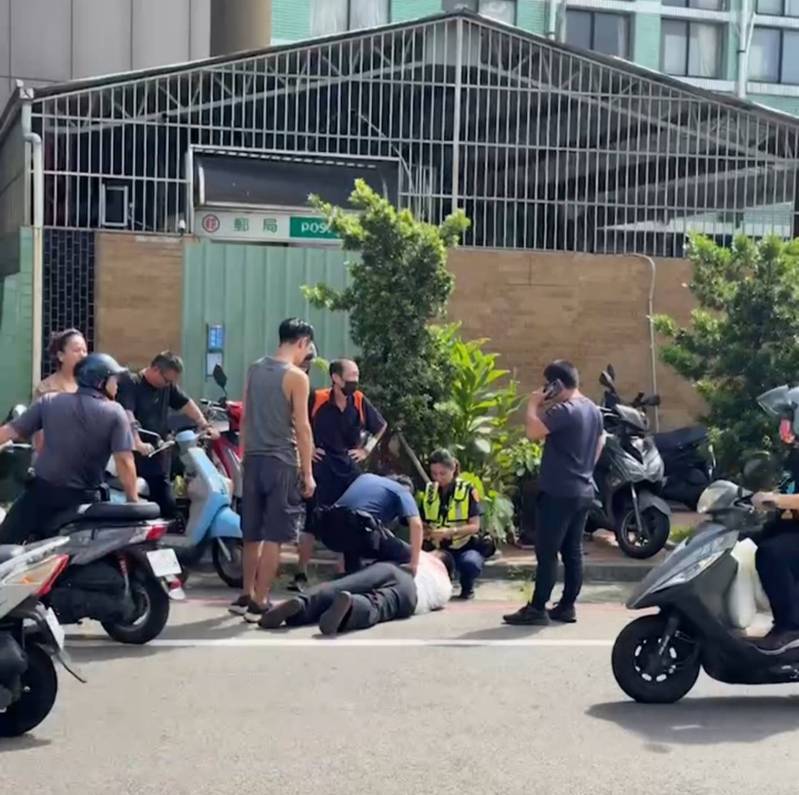 台中市豐原區市場今天發生竊案,嫌犯當場被制伏,警方上銬押走。圖/取自記者爆料網 台中市豐原區市場今天發生竊案,嫌犯當場被制伏,警方上銬押走。圖/取自記者爆料網