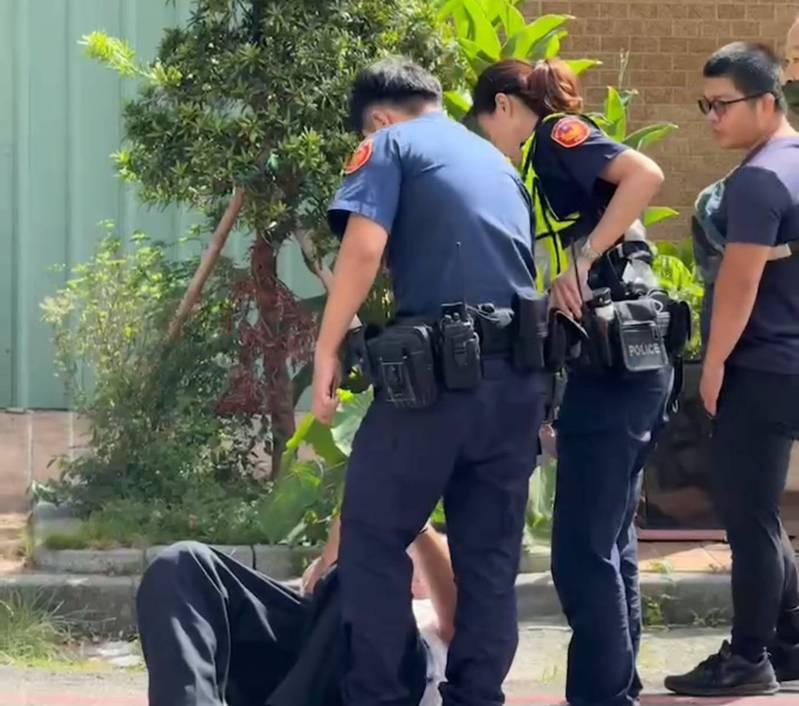 台中市豐原區市場今天發生竊案,嫌犯當場被制伏,警方上銬押走。圖/取自記者爆料網 台中市豐原區市場今天發生竊案,嫌犯當場被制伏,警方上銬押走。圖/取自記者爆料網