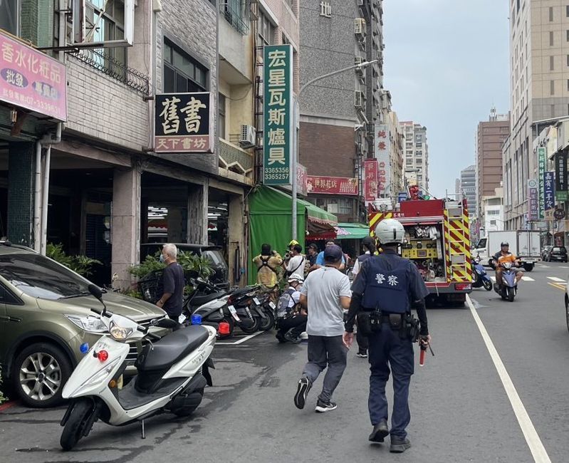 高雄市苓雅區1棟透天樓房今天午後發生火警,1對母女嗆傷送醫。圖/讀者提供 高雄市苓雅區1棟透天樓房今天午後發生火警,1對母女嗆傷送醫。圖/讀者提供