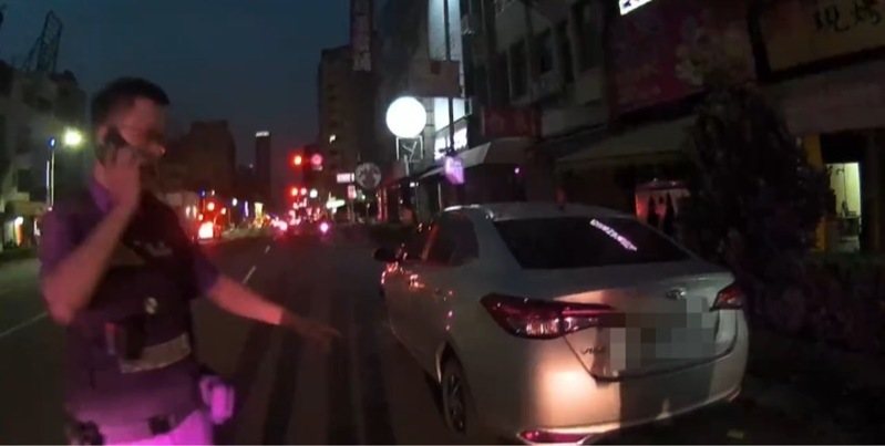 高雄市92歲吳姓老婦人今天清晨5時16分許徒步經過三民街，疑闖紅燈，遭轎車撞飛當場死亡，轎車駕駛下車後竟棄車逃逸，警方到場調查。記者石秀華／翻攝