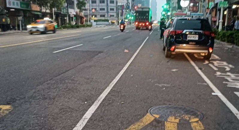 高雄市92歲吳姓老婦人今天清晨5時16分許徒步經過三民街，疑闖紅燈，遭轎車撞飛當場死亡，轎車駕駛下車後竟棄車逃逸；圖為案發現場。記者石秀華／翻攝