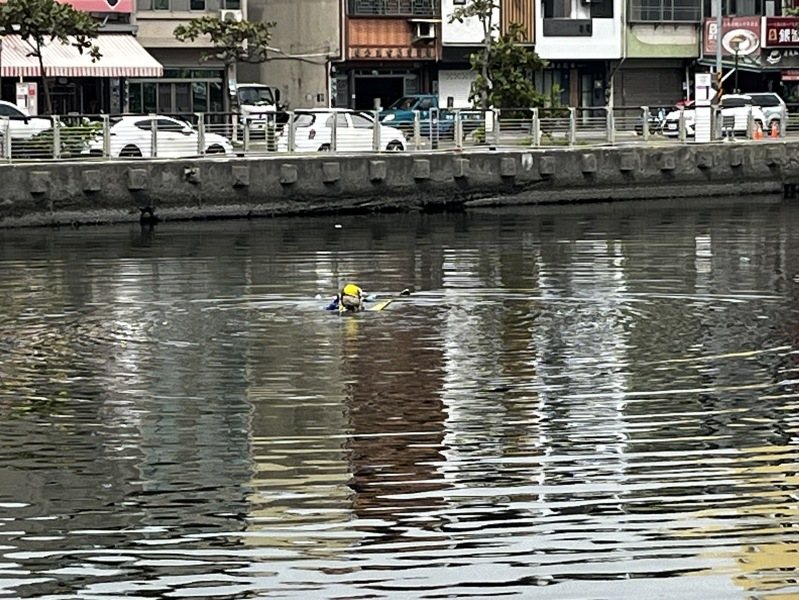 台南市消防局據報運河水面上有人，調派2車4人，趕往現場救溺，經消防人員搶救上岸，將女子後送醫院急救。圖／讀者提供