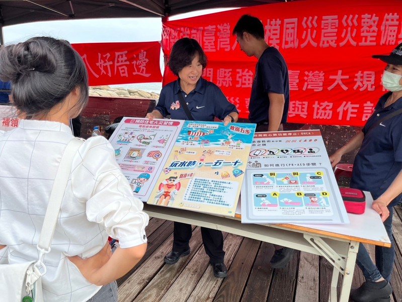 金門縣消防局推薦義消總隊第三大隊金湖防宣分隊副分隊長林麗娟參加內政部消防署甄選，從眾多競爭者中脫穎而出，當選113年度全國防火宣導志工菁英。圖／金門縣消防局提供