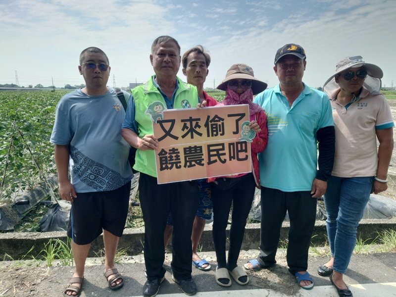 彰化縣議員李俊諭和溪州鄉潮洋村農民呼籲警方協助破案。記者簡慧珍/攝影 彰化縣議員李俊諭和溪州鄉潮洋村農民呼籲警方協助破案。記者簡慧珍/攝影