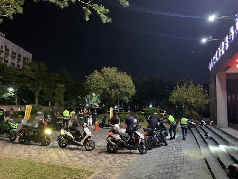 台中市太平警分局9日晚間配合環保局、台中區監理所等單位執行「環警監取締改裝、噪音車聯合稽查勤務」，3個小時內開出了10張罰單。圖／中央社