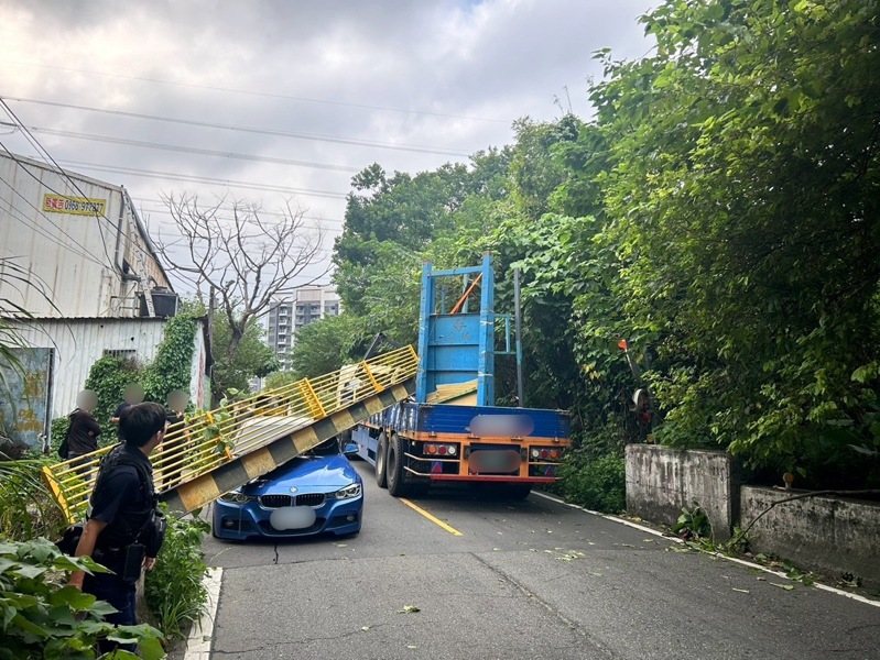 新北市一輛聯結車今天下午行經新莊區壽山路，疑因載運「貨運玻璃鐵架」過高撞斷限高架，所幸沒人受傷，肇因待查。記者曾伯愷／翻攝
