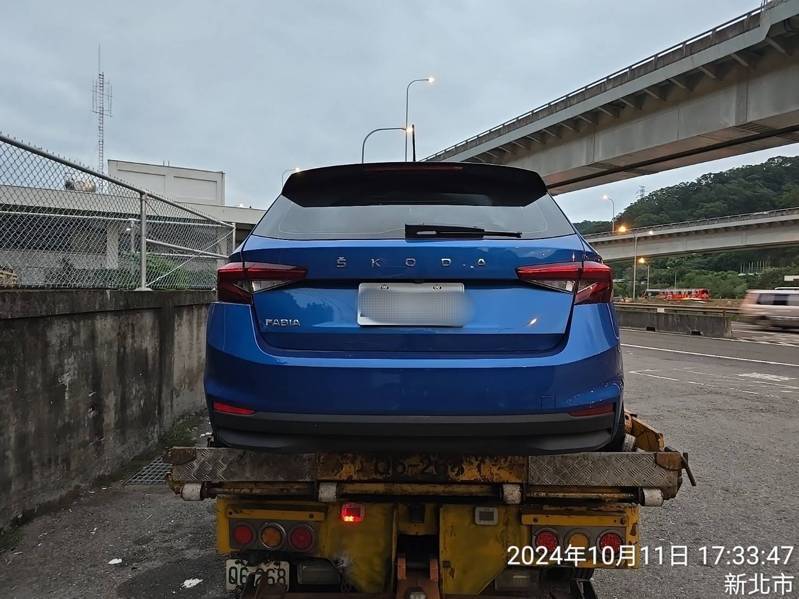 國道一號高速公路南向32.7公里五股路段，今天下午發生兩車事故，造成一車翻覆一名駕駛受傷，肇因待查。記者曾伯愷／翻攝