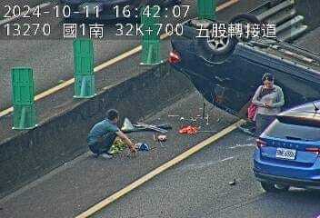 國道一號高速公路南向32.7公里五股路段，今天下午發生兩車事故，造成一車翻覆一名駕駛受傷，肇因待查。圖／高公局