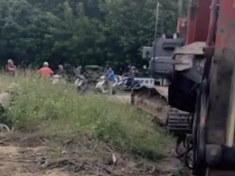 嘉義縣大埔鄉茄苳村光電工地今天爆衝突,警方到場勸離業者及村民。圖/村民提供 嘉義縣大埔鄉茄苳村光電工地今天爆衝突,警方到場勸離業者及村民。圖/村民提供