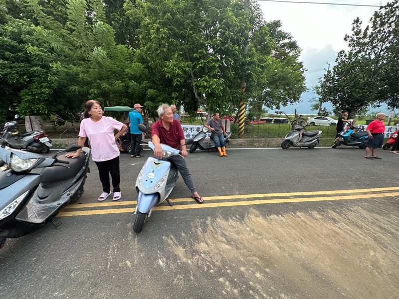 嘉義縣大埔鄉茄苳村光電工地今天爆衝突,警方到場勸離業者及村民。圖/村民提供 嘉義縣大埔鄉茄苳村光電工地今天爆衝突,警方到場勸離業者及村民。圖/村民提供