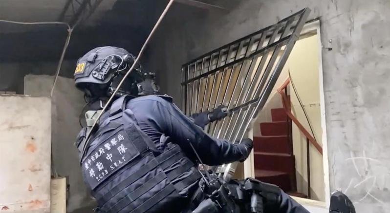刑事局電偵大隊二隊破獲吳姓金主的洗錢水房，3年前出動特警攻堅破窗，先抓黃姓男子的詐騙機房。記者陳宏睿／翻攝
