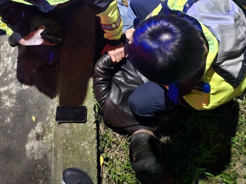 34歲越南移工吳春成（NGO XUAN THANH）懷疑同鄉設局詐賭，相約談判又遭圍毆，持刀分別砍殺2同鄉，所幸2人送醫救回一命，桃園地檢署偵結，將吳嫌依殺人未遂罪起訴。記者陳恩惠／翻攝