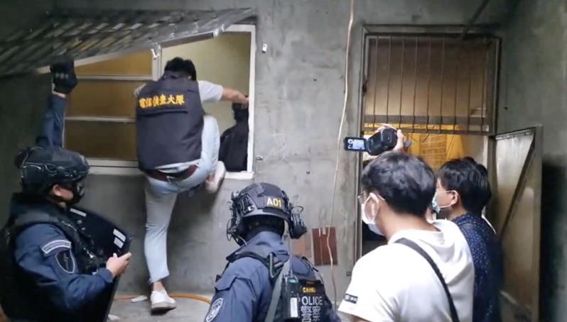 刑事局電偵大隊二隊破獲吳姓金主的洗錢水房，3年前出動特警攻堅破窗，先抓黃姓男子的詐騙機房。記者陳宏睿／翻攝