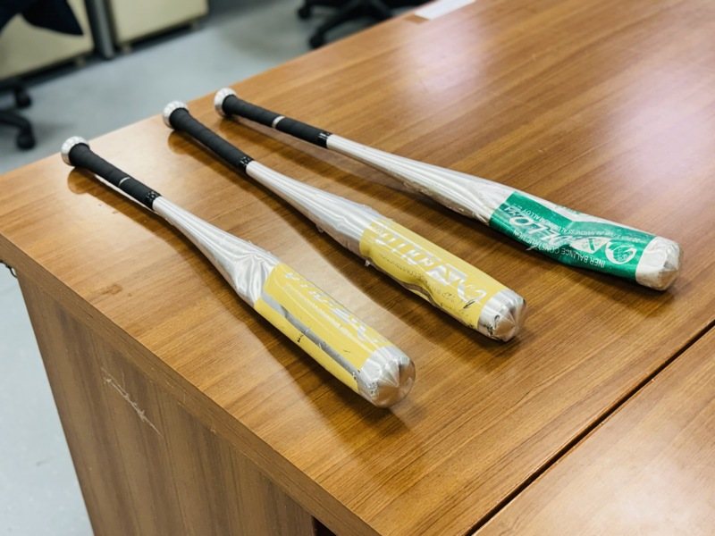台南安平酒店鬥毆事件，落敗一方懷疑永康區角頭從中作祟，昨中午持球棒前往其公司砸店報復。圖／讀者提供
