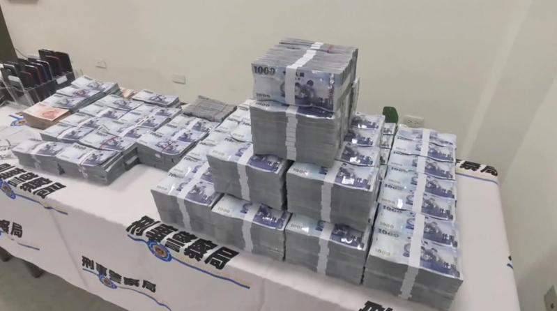 刑事局電偵大隊二隊破獲吳姓金主的洗錢水房，查扣現金5000多萬元、手機、電腦等贓證物。記者陳宏睿／翻攝