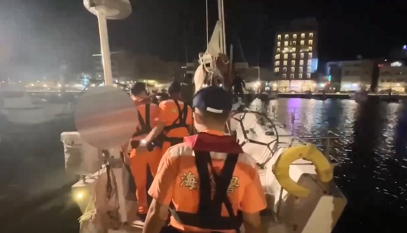 海堡號在海巡艦艇護送及民船拖帶協助下，於今晚順利返抵馬公港，船上10名人員均平安。圖為海巡人員登上海堡號查看情形。記者石秀華／翻攝