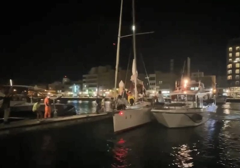 海堡號在海巡艦艇護送及民船拖帶協助下，於今晚順利返抵馬公港，船上10名人員均平安。記者石秀華／翻攝