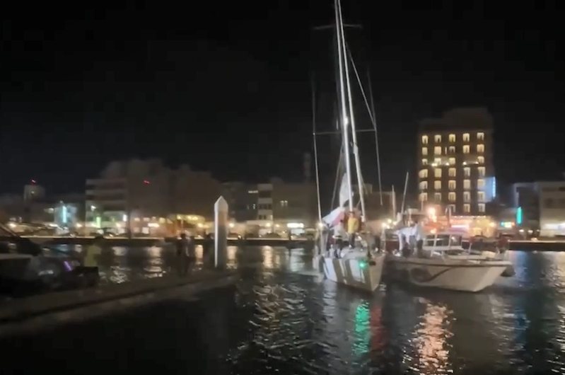 海堡號在海巡艦艇護送及民船拖帶協助下，於今晚順利返抵馬公港，船上10名人員均平安。記者石秀華／翻攝