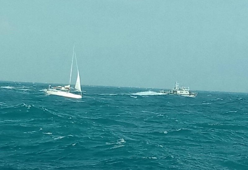 澎湖第八海巡隊指派巡防艇前往海堡號漂流的澎湖海域，今天凌晨2時5分許抵達，和海堡號會合。記者石秀華／翻攝