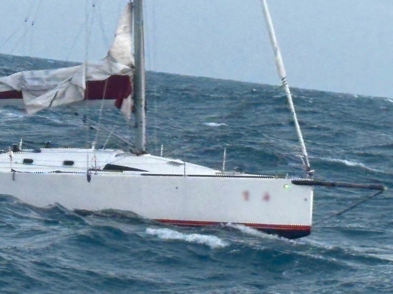 澎湖第八海巡隊指派巡防艇前往海堡號漂流的澎湖海域，今天凌晨2時5分許抵達，和海堡號會合。記者石秀華／翻攝