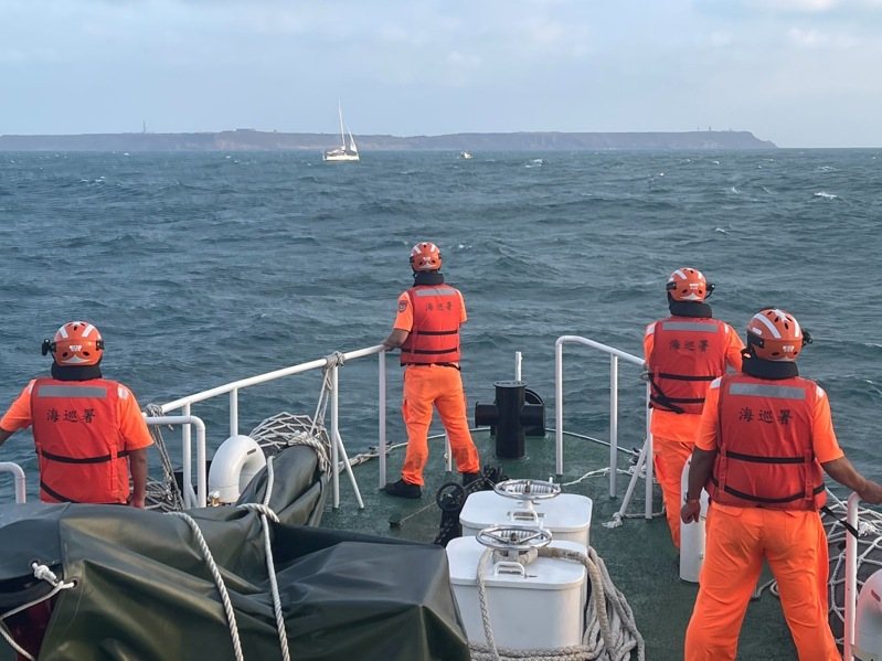 澎湖第八海巡隊指派巡防艇前往海堡號漂流的澎湖海域，今天凌晨2時5分許抵達，和海堡號會合。記者石秀華／翻攝