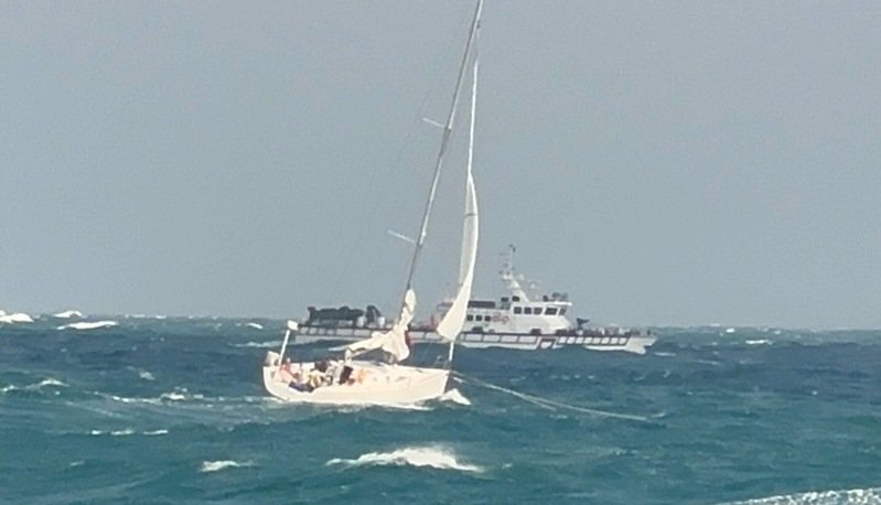 澎湖第八海巡隊指派巡防艇前往海堡號漂流的澎湖海域，今天凌晨2時5分許抵達，和海堡號會合。記者石秀華／翻攝