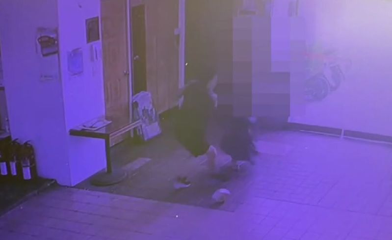 凌男持刀追砍詹女。記者趙容萱/翻攝 凌男持刀追砍詹女。記者趙容萱/翻攝