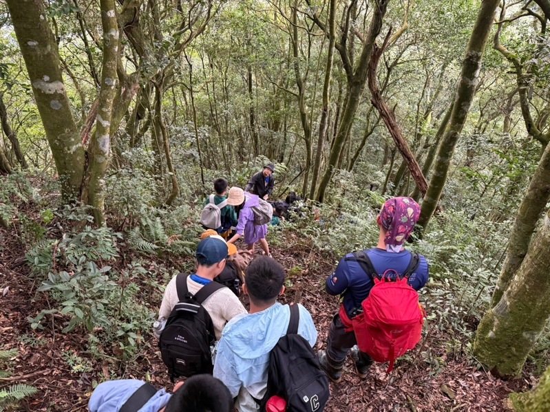桃園市某國小於今日舉行6年級爬山戶外教學,由老師帶領24名學生爬東眼山,過程中突然迷途,趕緊向消防人員求助。記者翁唯真/翻攝 桃園市某國小於今日舉行6年級爬山戶外教學,由老師帶領24名學生爬東眼山,過程中突然迷途,趕緊向消防人員求助。記者翁唯真/翻攝