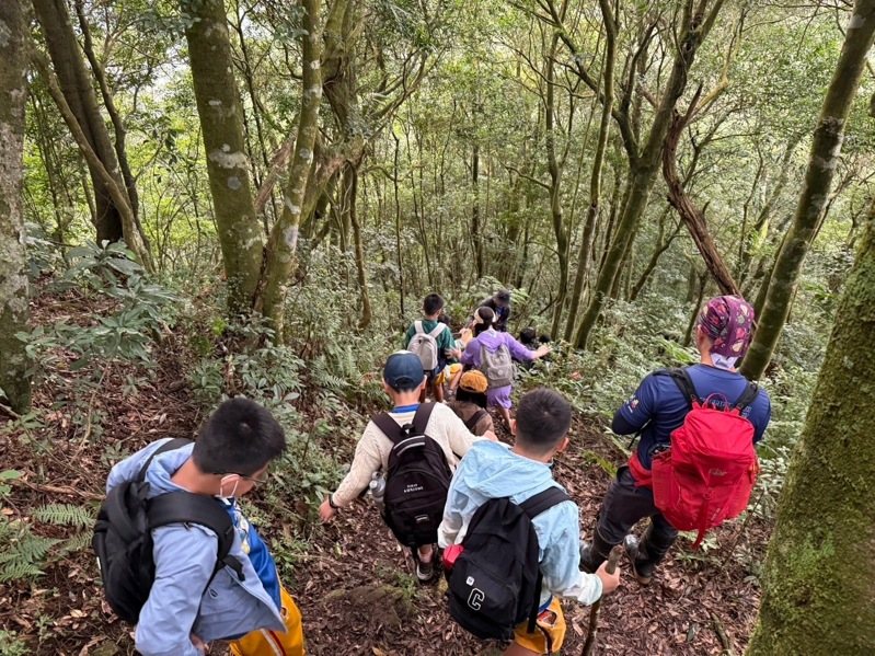 桃園市某國小於今日舉行6年級爬山戶外教學,由老師帶領24名學生爬東眼山,過程中突然迷途,趕緊向消防人員求助。記者翁唯真/翻攝 桃園市某國小於今日舉行6年級爬山戶外教學,由老師帶領24名學生爬東眼山,過程中突然迷途,趕緊向消防人員求助。記者翁唯真/翻攝