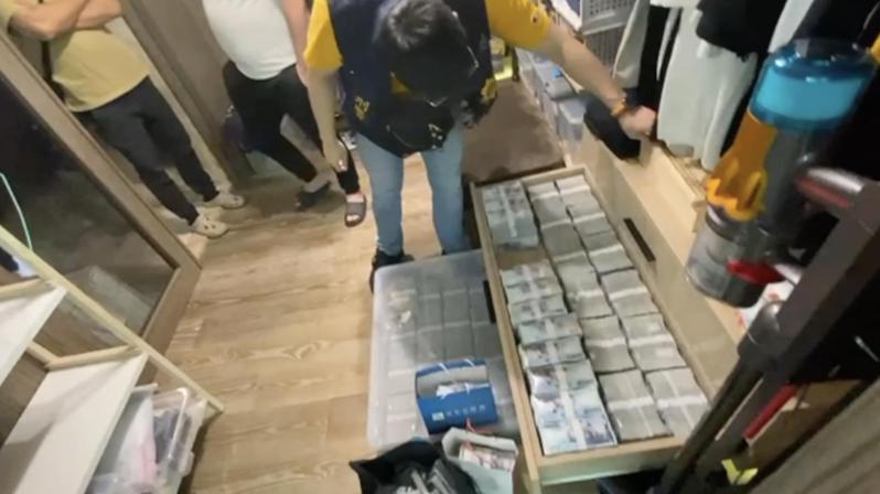 刑事局電偵大隊二隊破獲吳姓金主的洗錢水房，吳在豪宅更衣室的衣櫃內，藏有近5000萬元現金。記者陳宏睿／翻攝