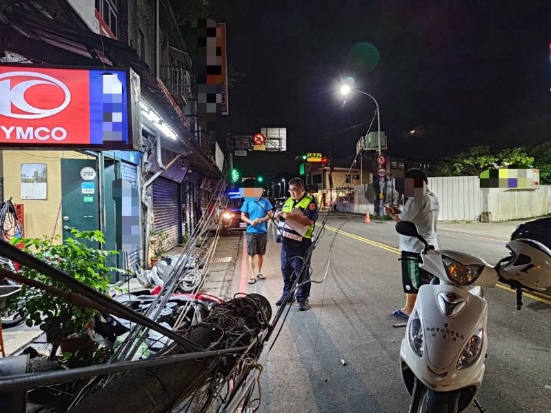 葉男疑因開車途中撿掉落麵包，失控連撞6輛機車，葉男沒有酒駕，肇因待查。記者曾伯愷／翻攝