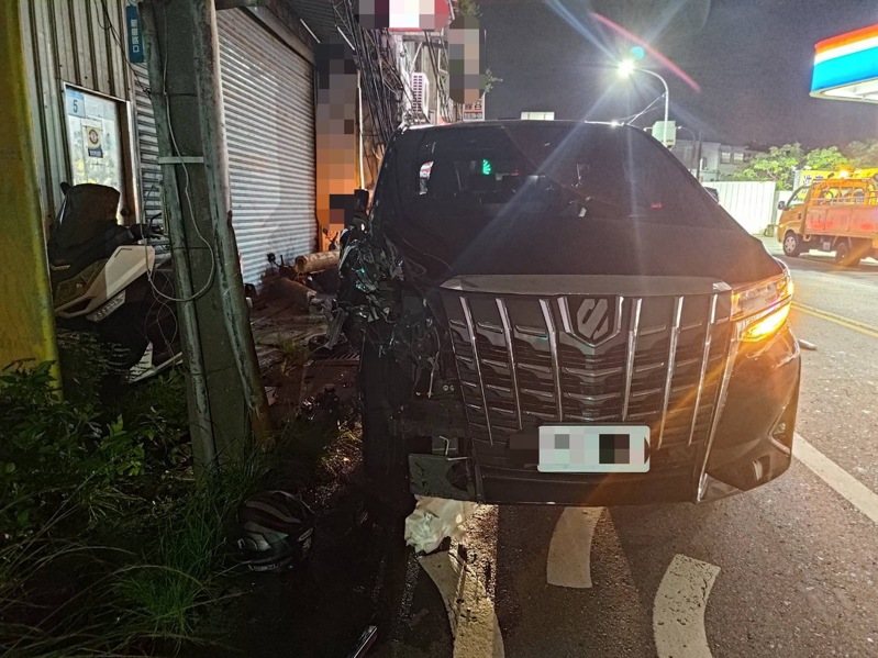 葉男疑因開車途中撿掉落麵包，失控連撞6輛機車，葉男沒有酒駕，肇因待查。記者曾伯愷／翻攝