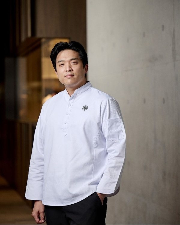 安成宰認為,餐廳的重點在於不斷檢討自身表現,確保每位客人都能享受愉悅的用餐體驗。取自X@mosuhongkong 安成宰認為,餐廳的重點在於不斷檢討自身表現,確保每位客人都能享受愉悅的用餐體驗。取自X@mosuhongkong