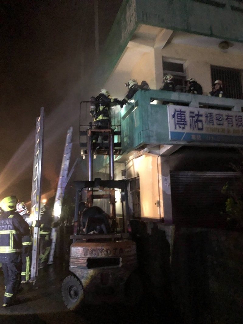 台中市豐原區今天凌晨發生工廠大火，一家四口受困受傷。圖／台中市消防局提供